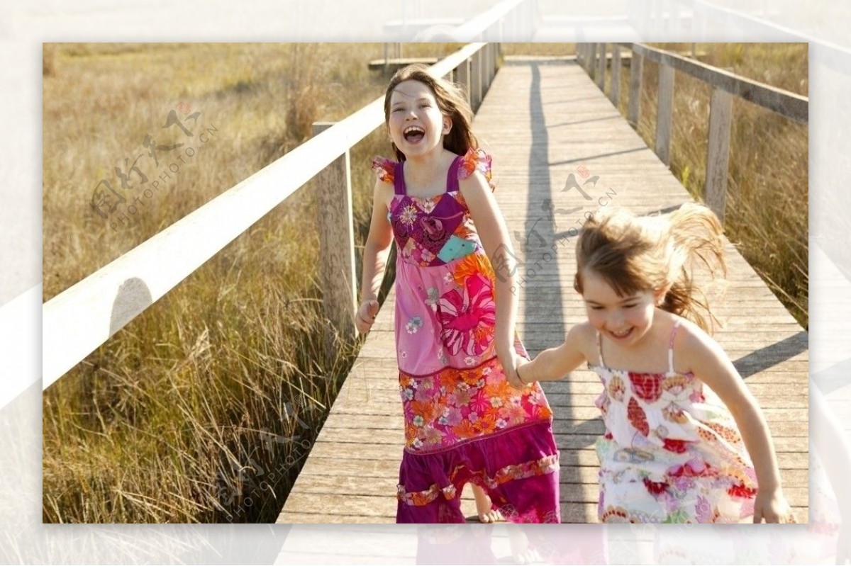 木桥上光脚奔跑的小女孩图片