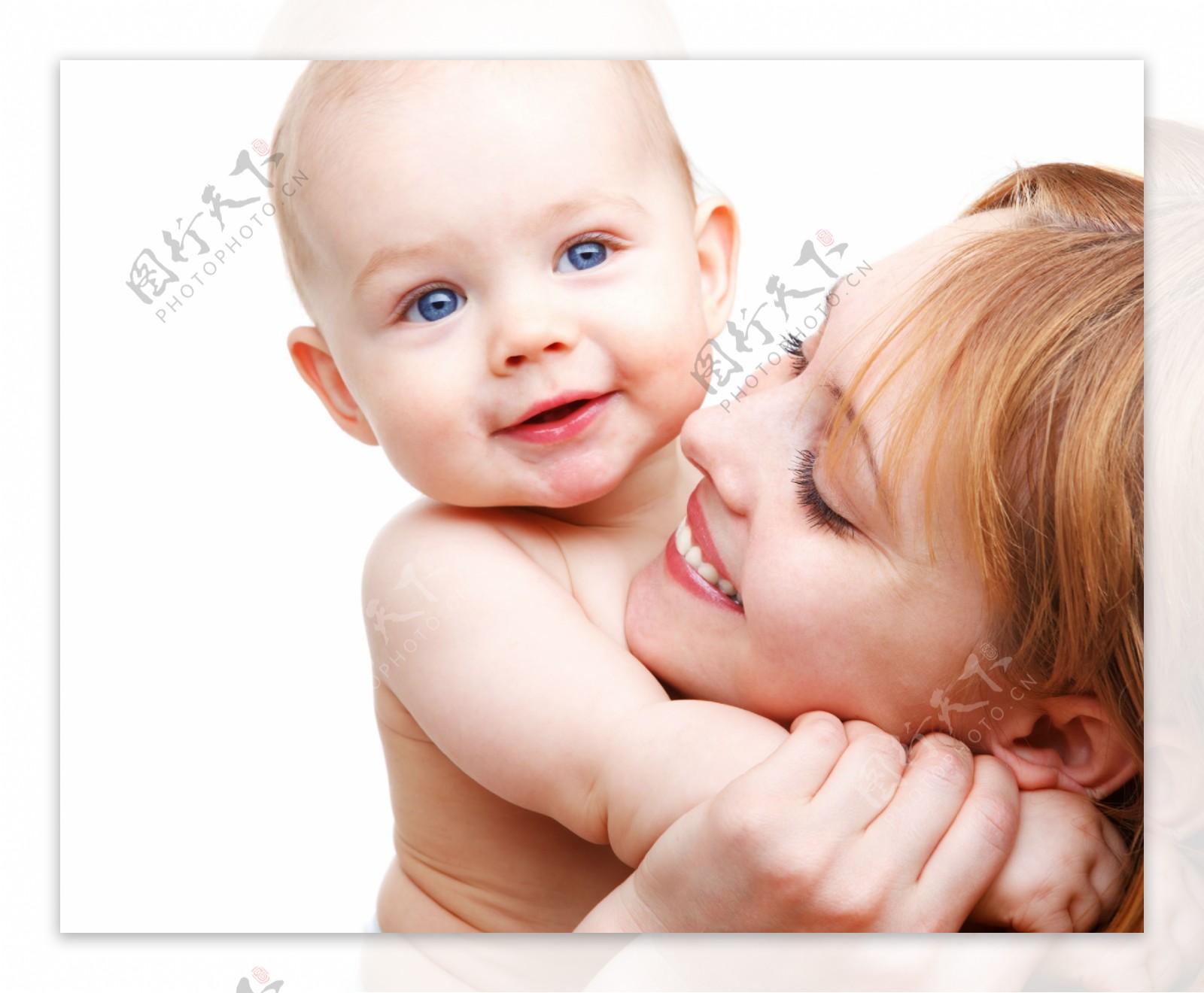 抱着妈妈脖子的可爱婴儿图片