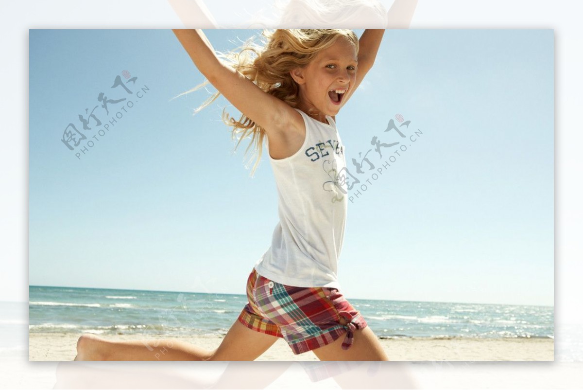 沙滩上快乐奔跑的小女孩图片