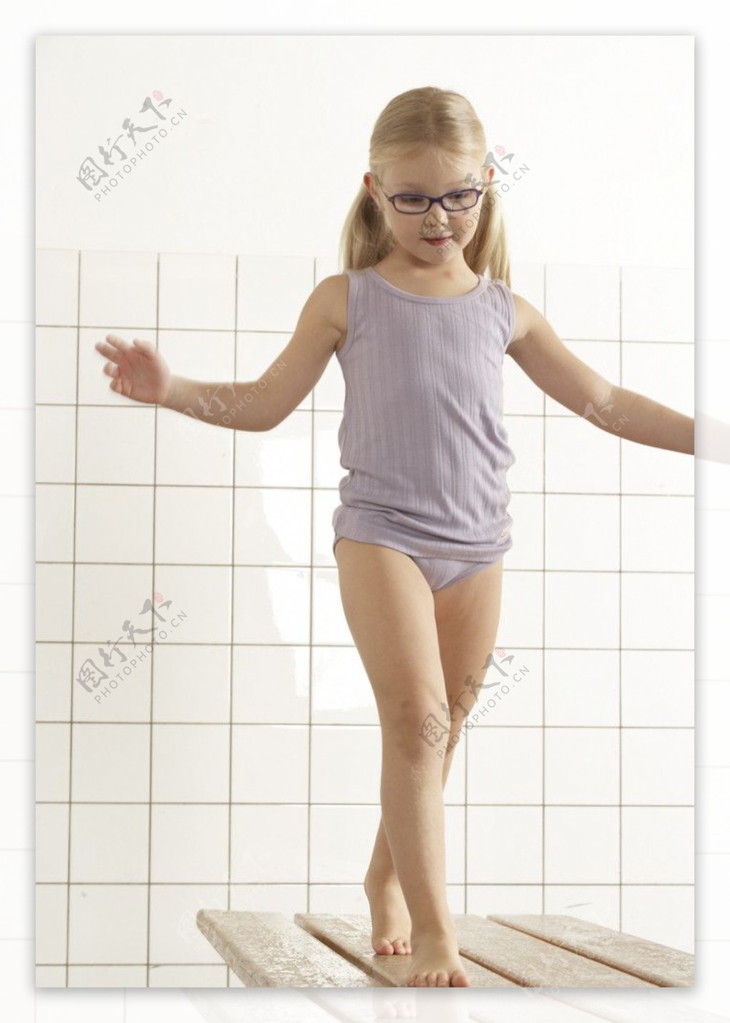 在浴室里玩的小女孩图片