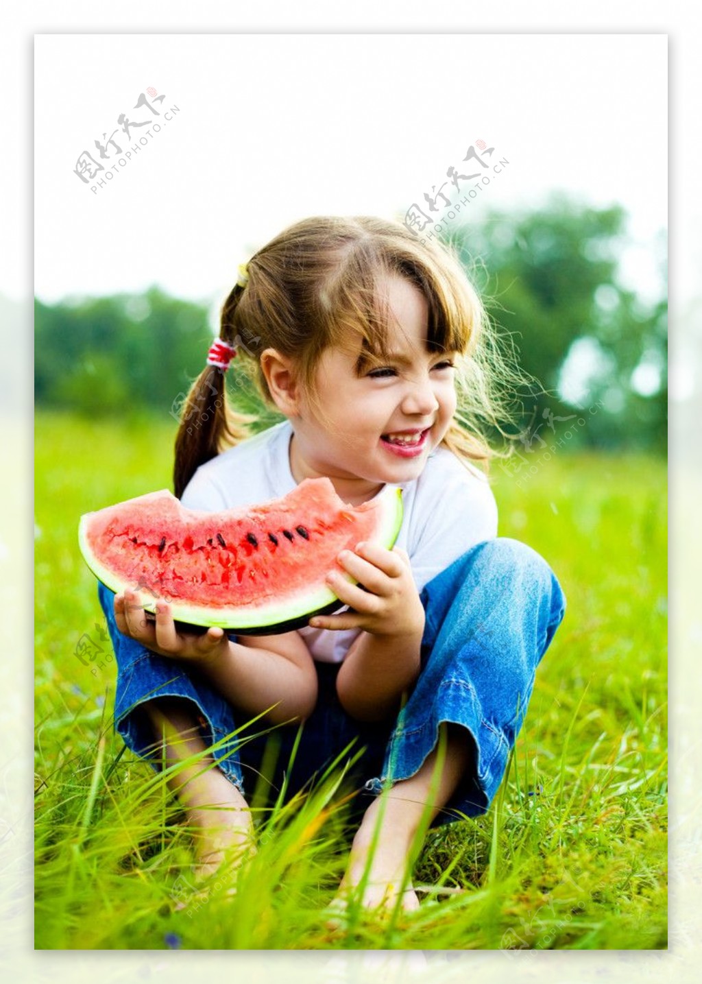 坐着吃西瓜的小女孩图片
