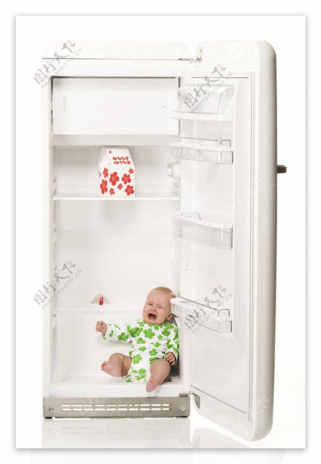冰箱里的婴儿图片