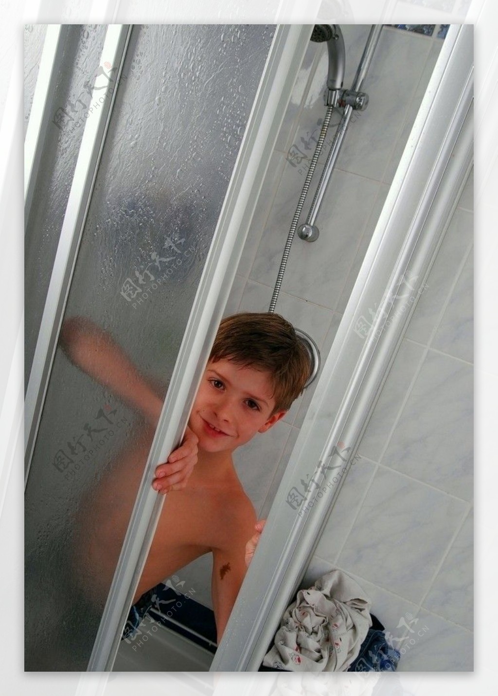 推开浴室移门的男孩图片