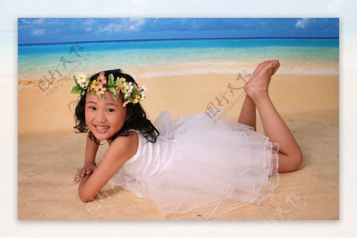 海滩边小女孩图片