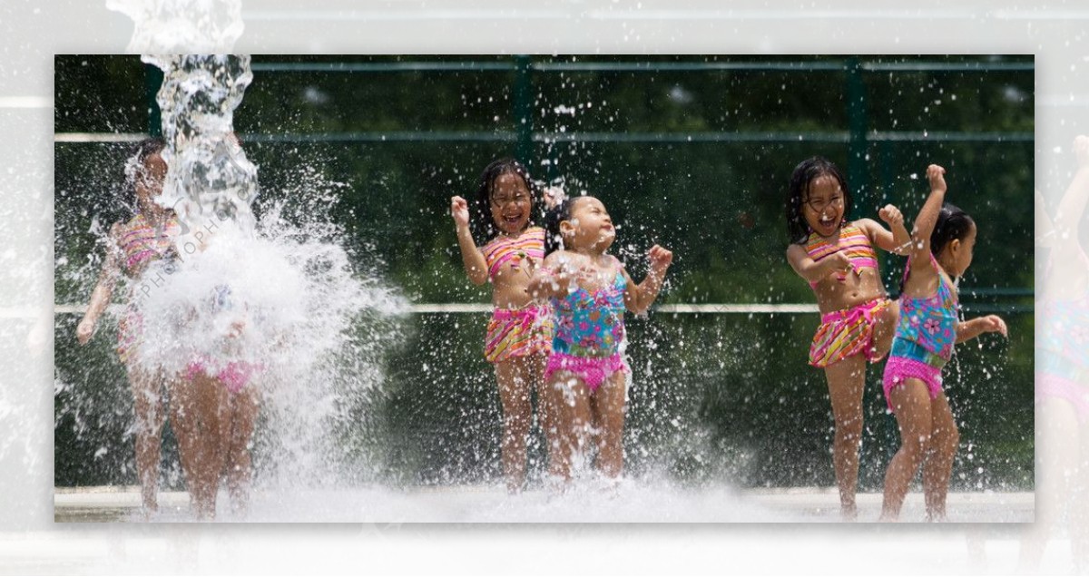 在游乐场欢快玩水的小孩图片