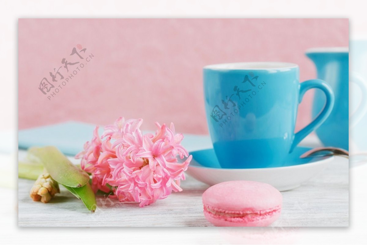 蓝色咖啡杯粉色花朵