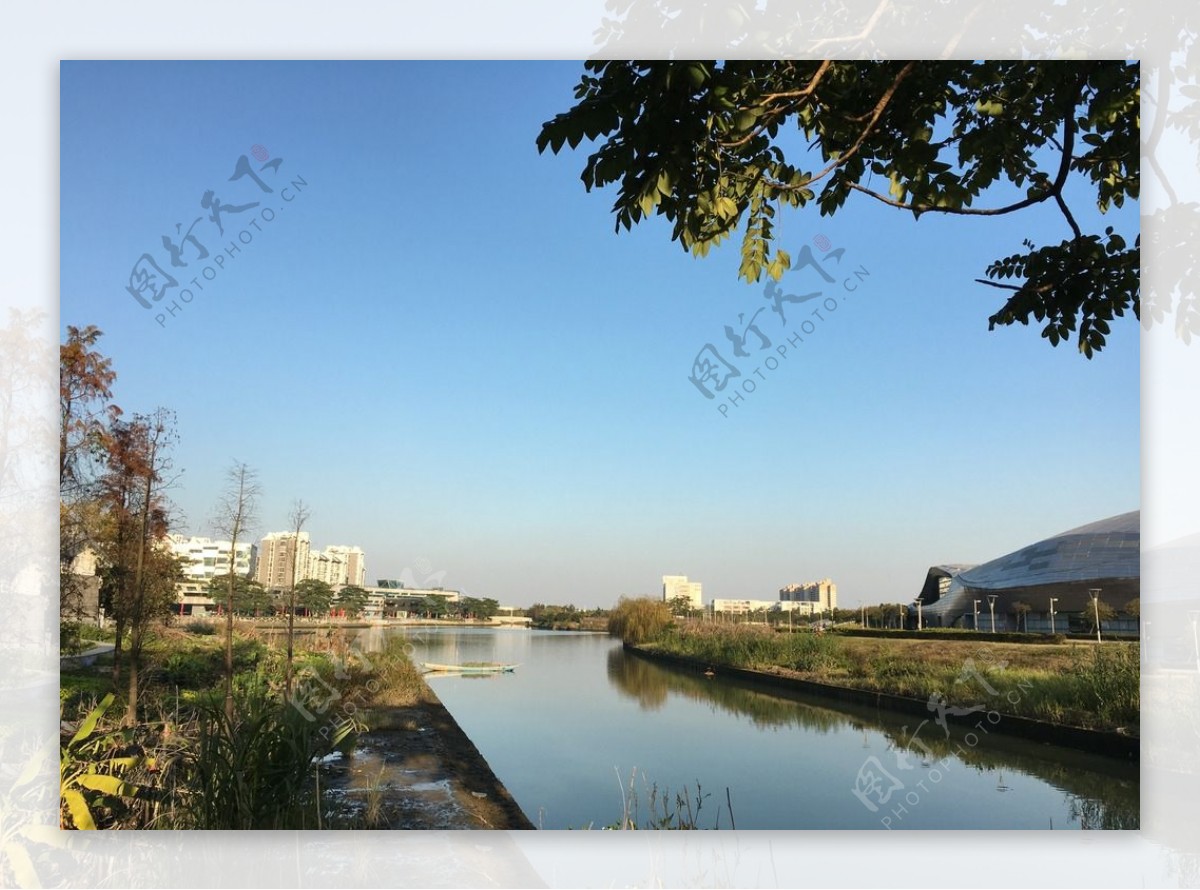 流水树影远景