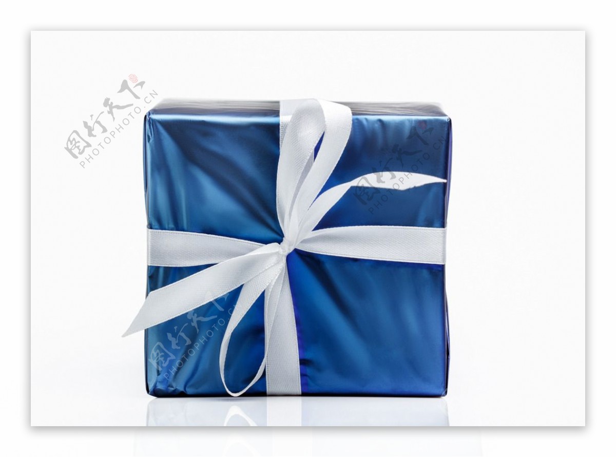 蓝色包装纸包着的礼盒