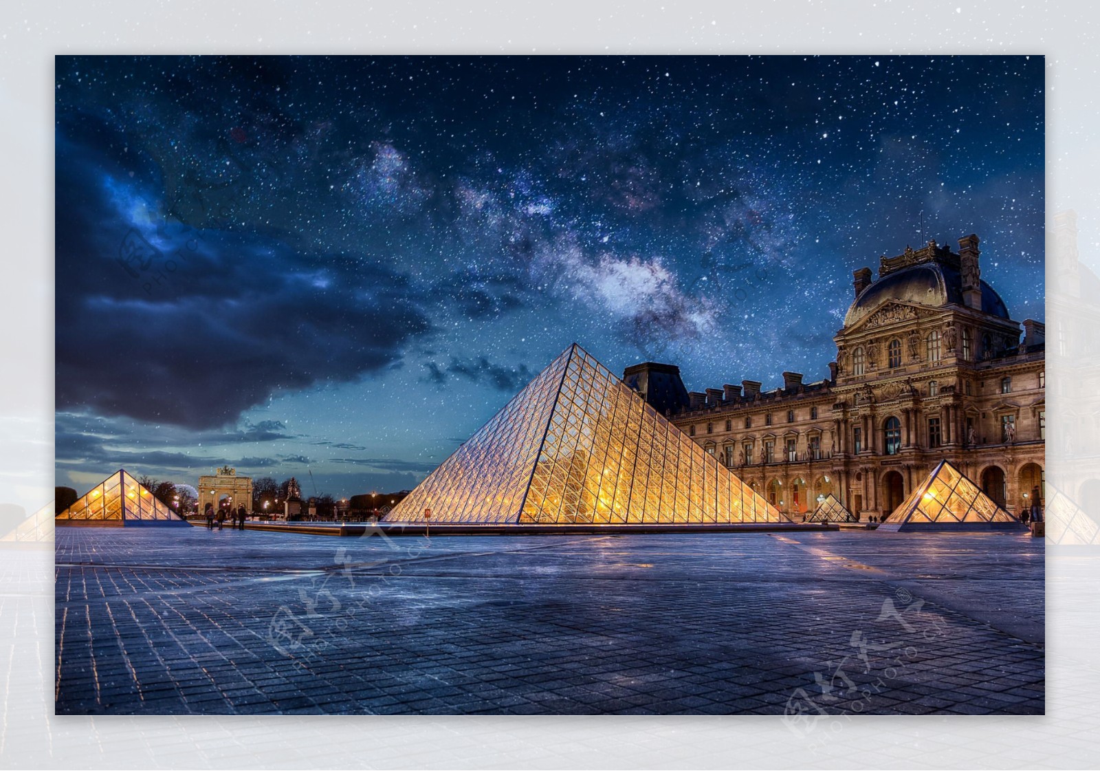 法国玻璃金字塔之夜