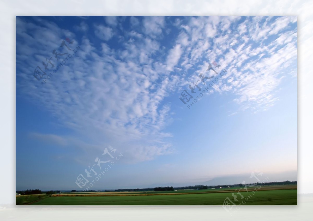 草原蓝天白云风景