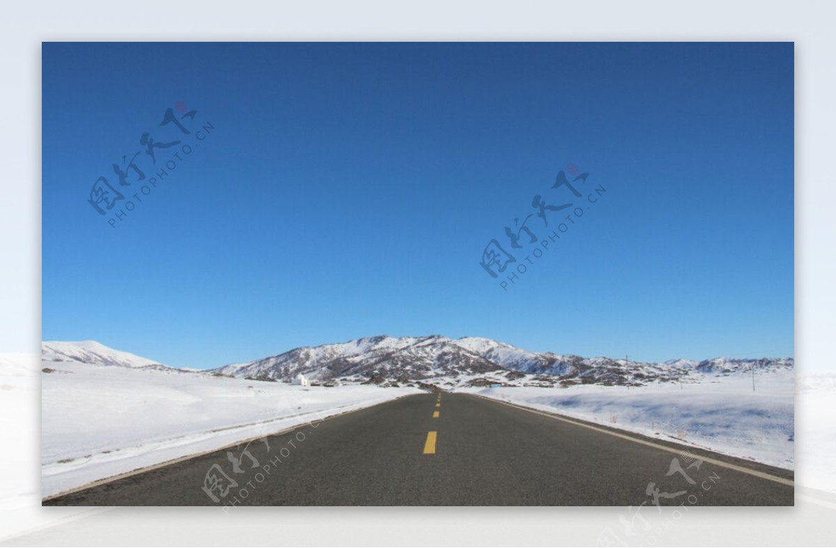 马路新疆雪山马路自然风光草原