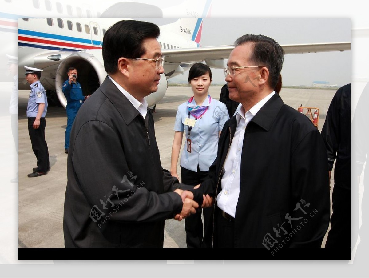 国务院总理温家宝到机场迎接胡锦涛