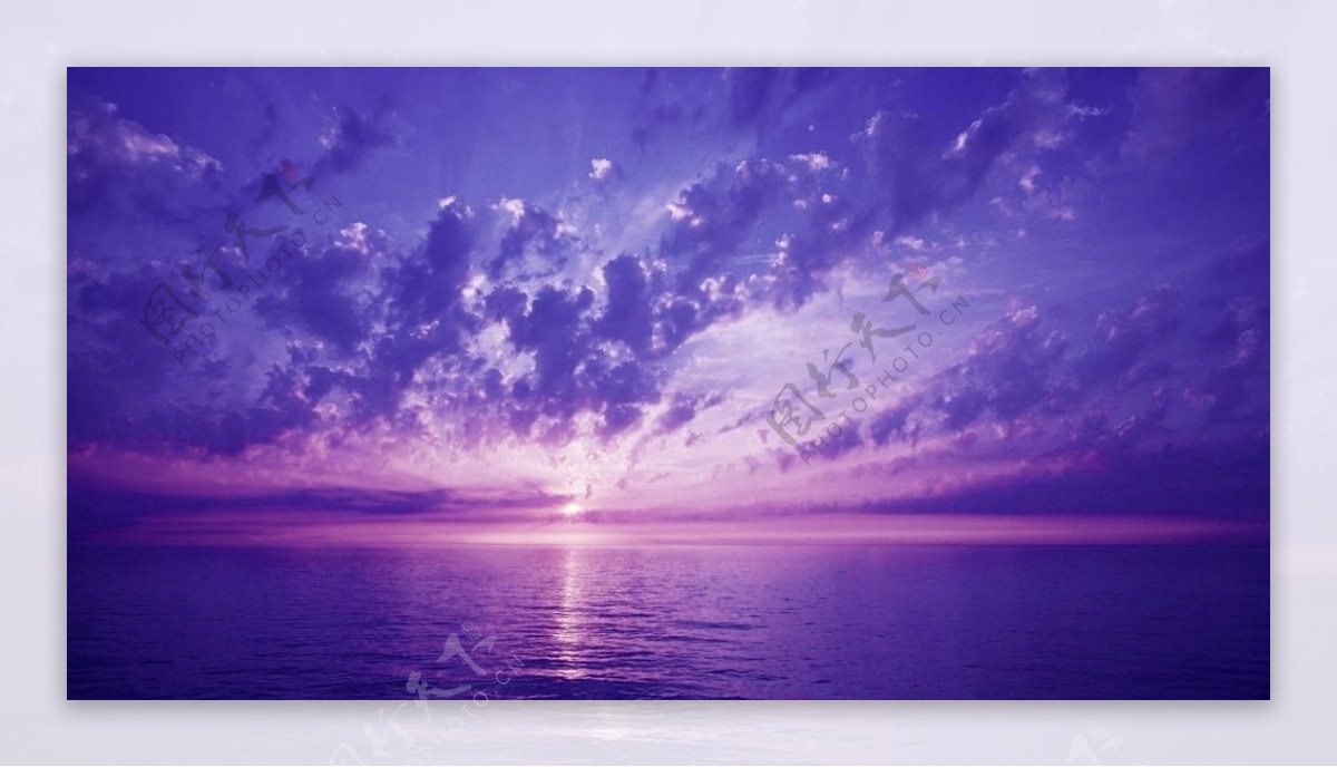 海上紫色霞光下的云彩