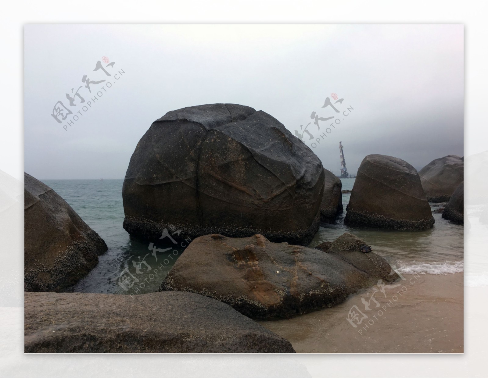 沙滩巨石