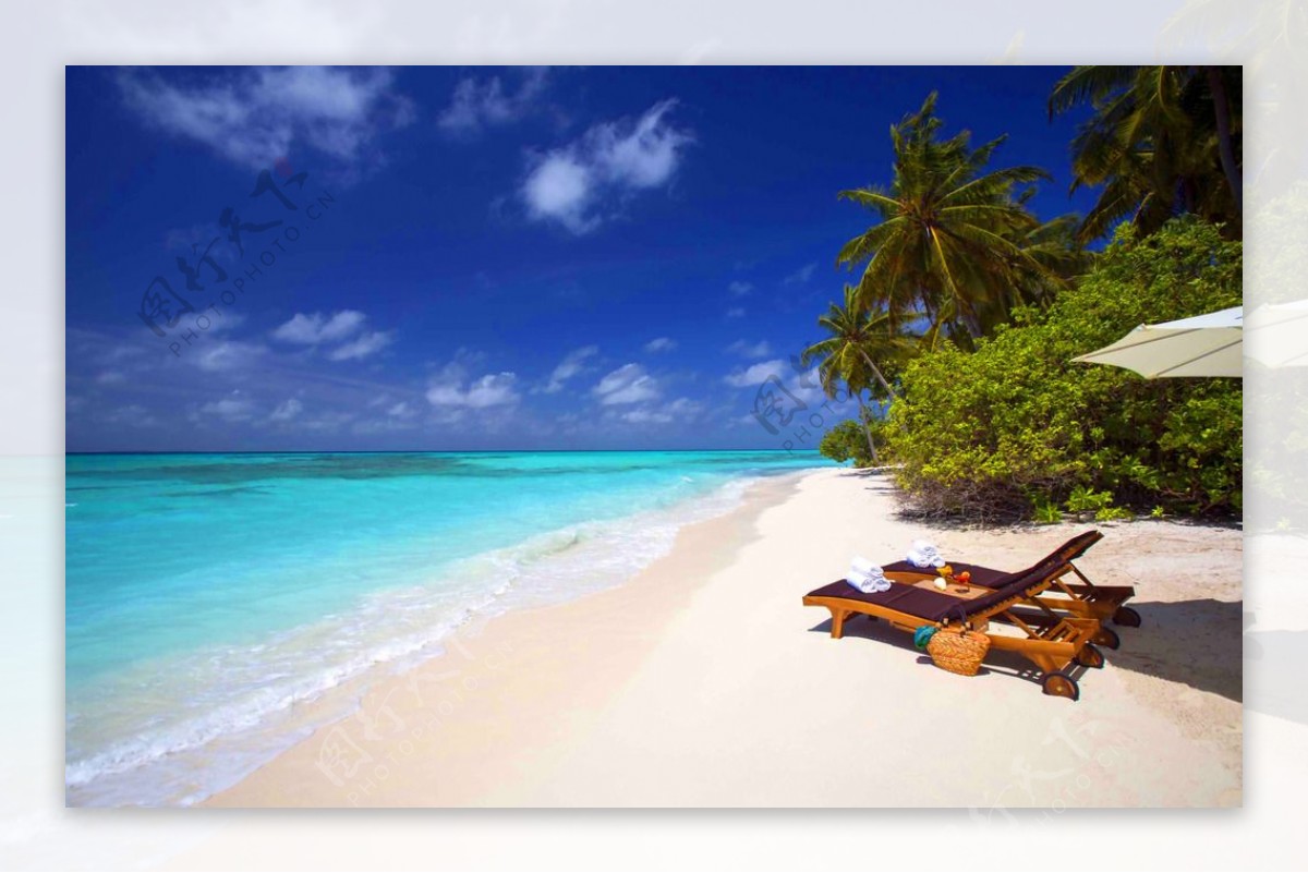 马尔代夫沙滩上的躺椅