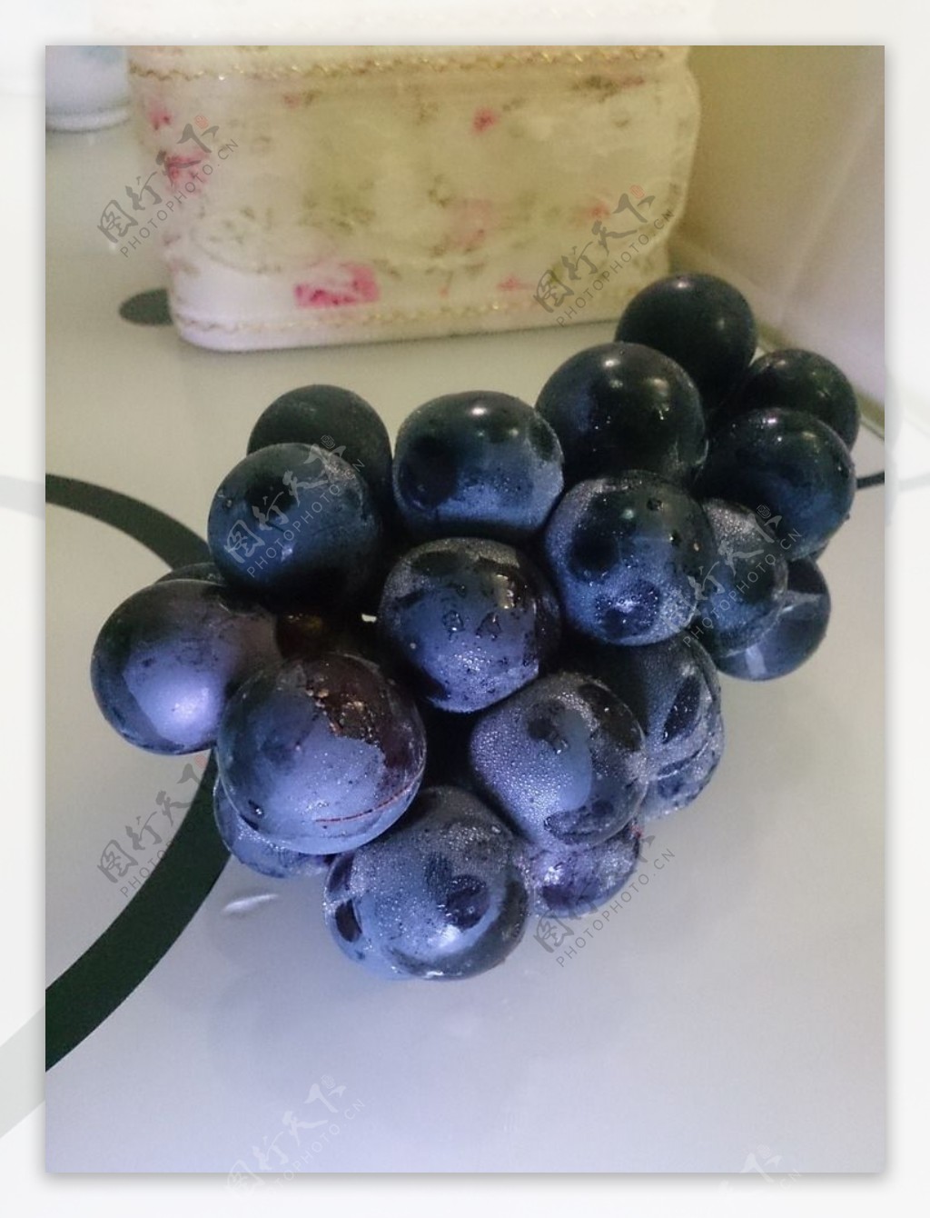 脆甜爆汁的云南夏黑葡萄，无籽“黑珍珠”，一口一个当果冻吸！__凤凰网