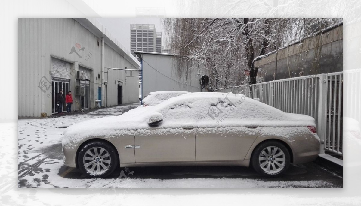 落满白雪的汽车