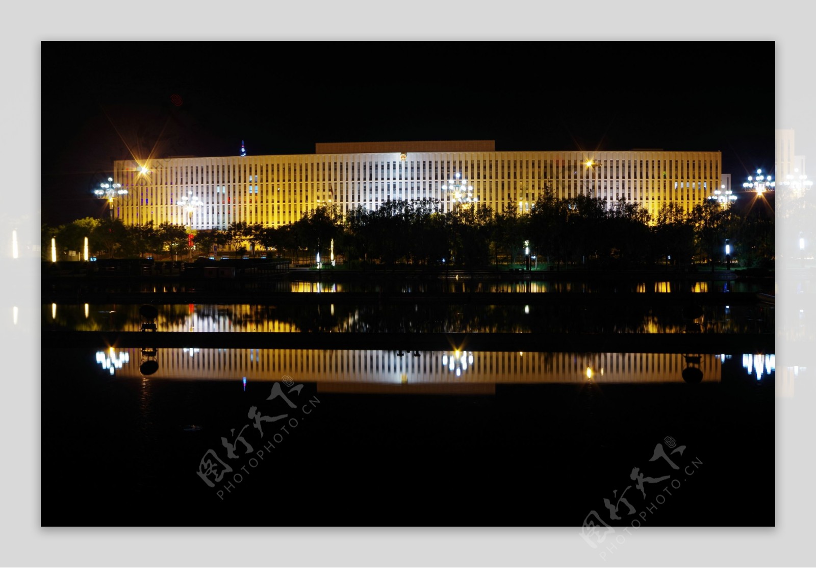 巴彦淖尔市政府大楼夜景
