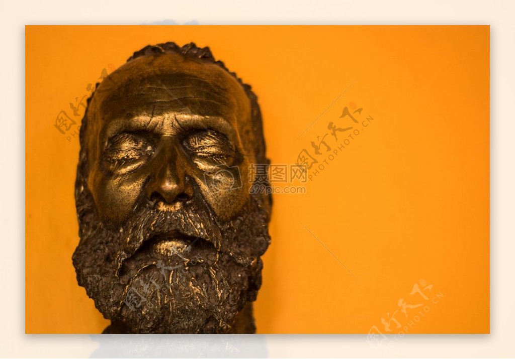 人橙色脸肖像雕塑