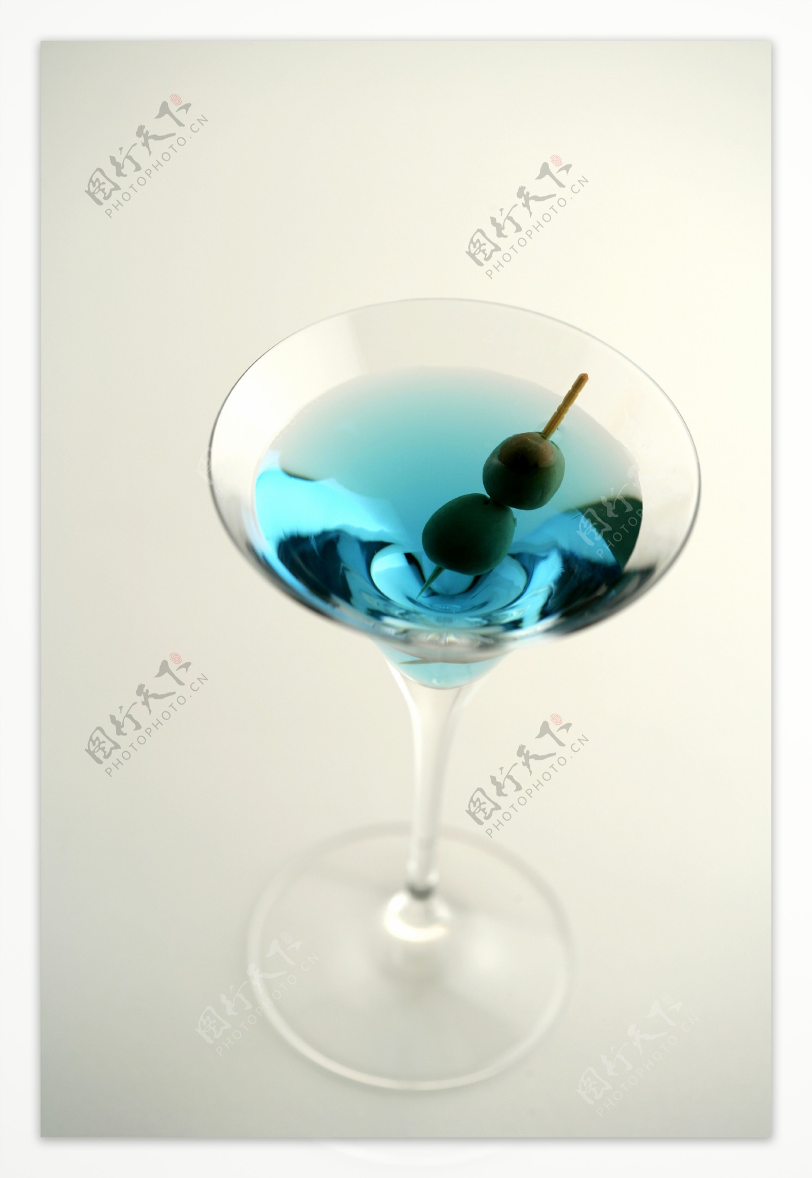一杯蓝色葡萄酒图片