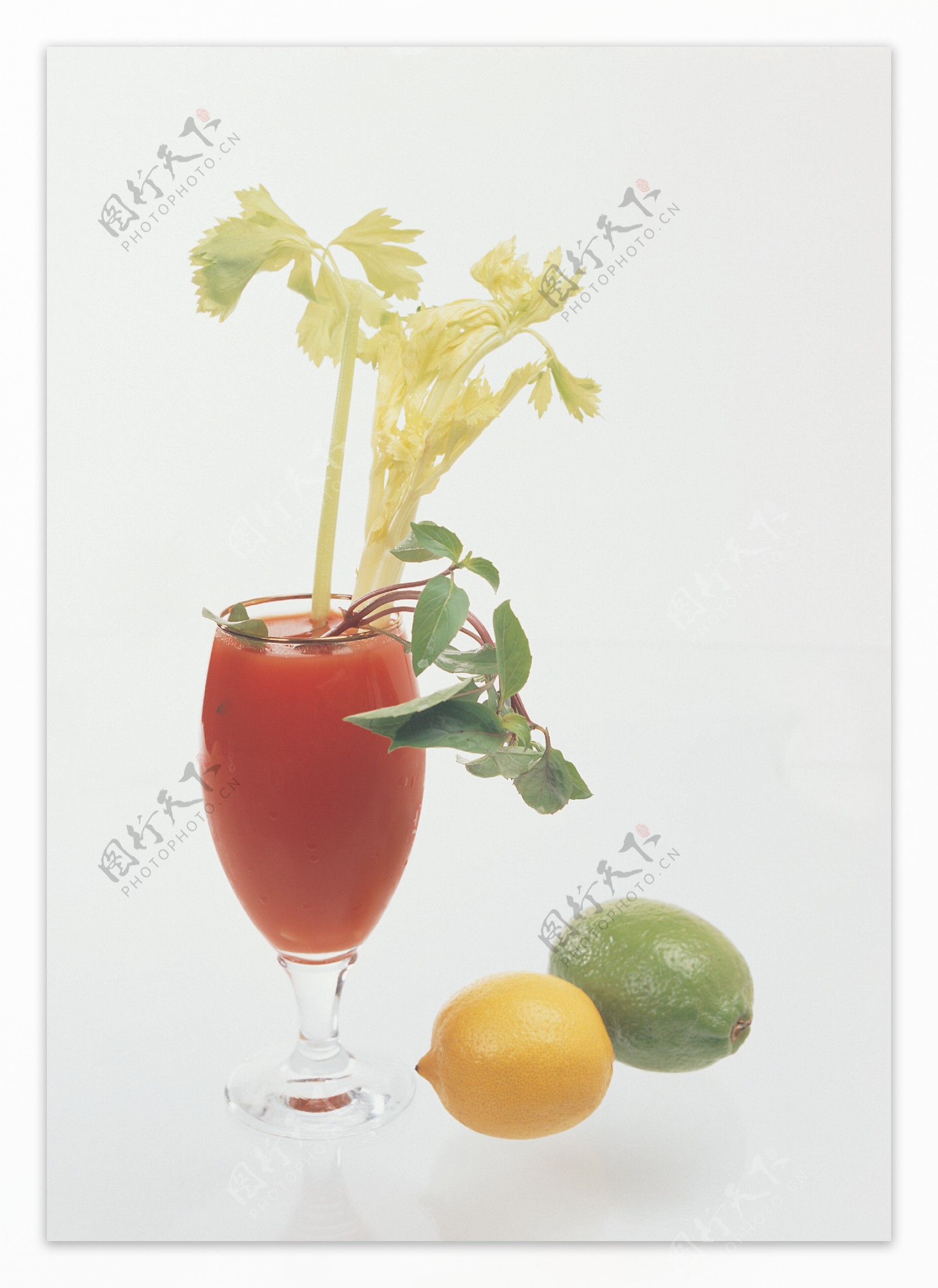 插上青菜果汁和水果图片