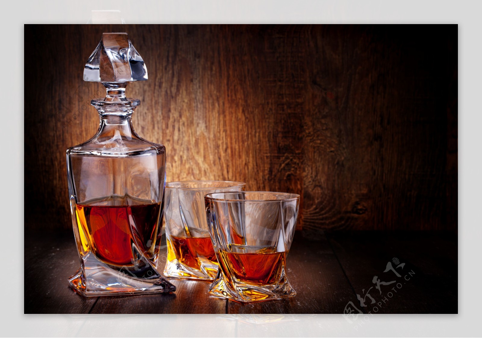 木板背景下的威士忌酒杯酒瓶图片