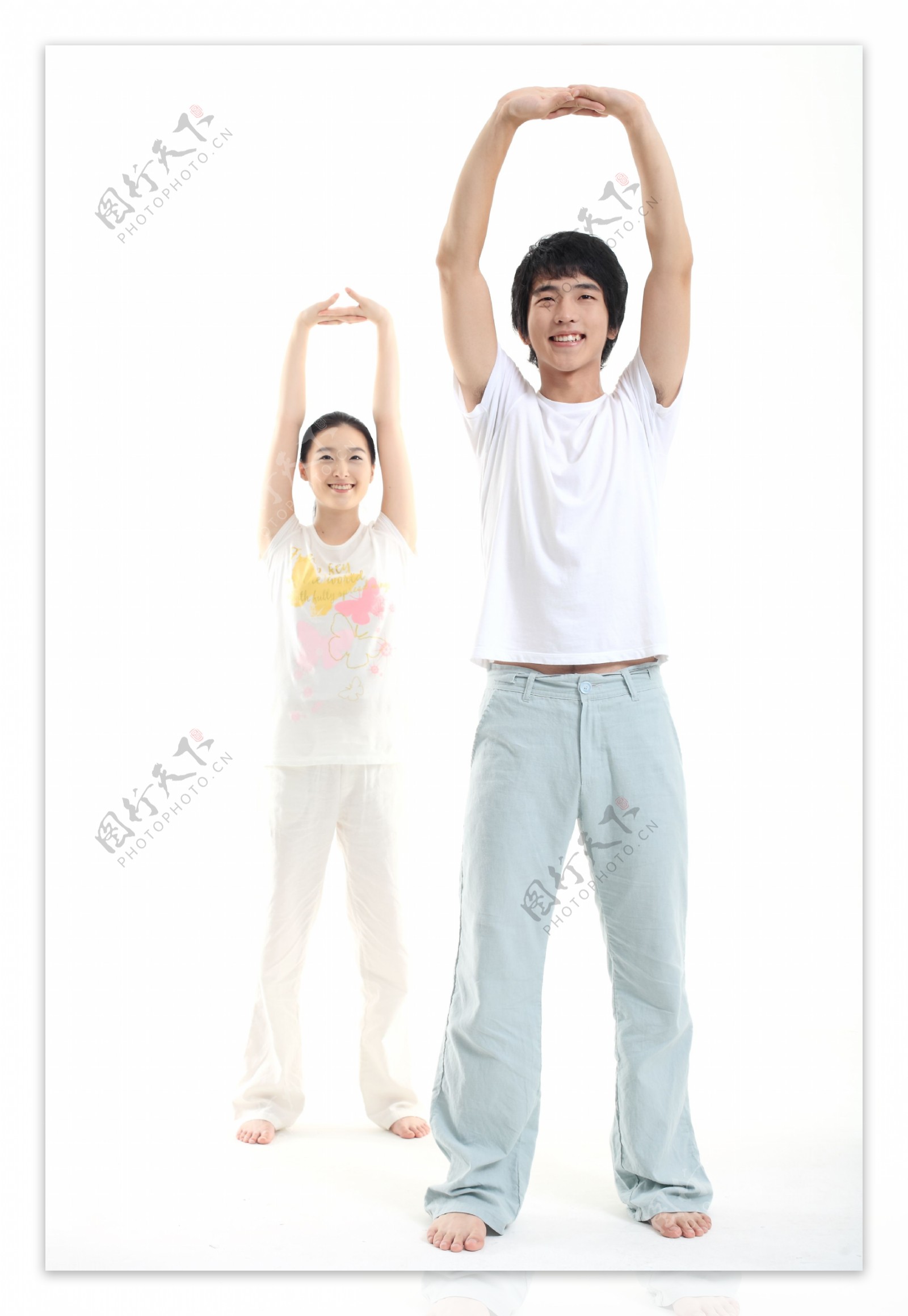 两个双手举起运动男女图片
