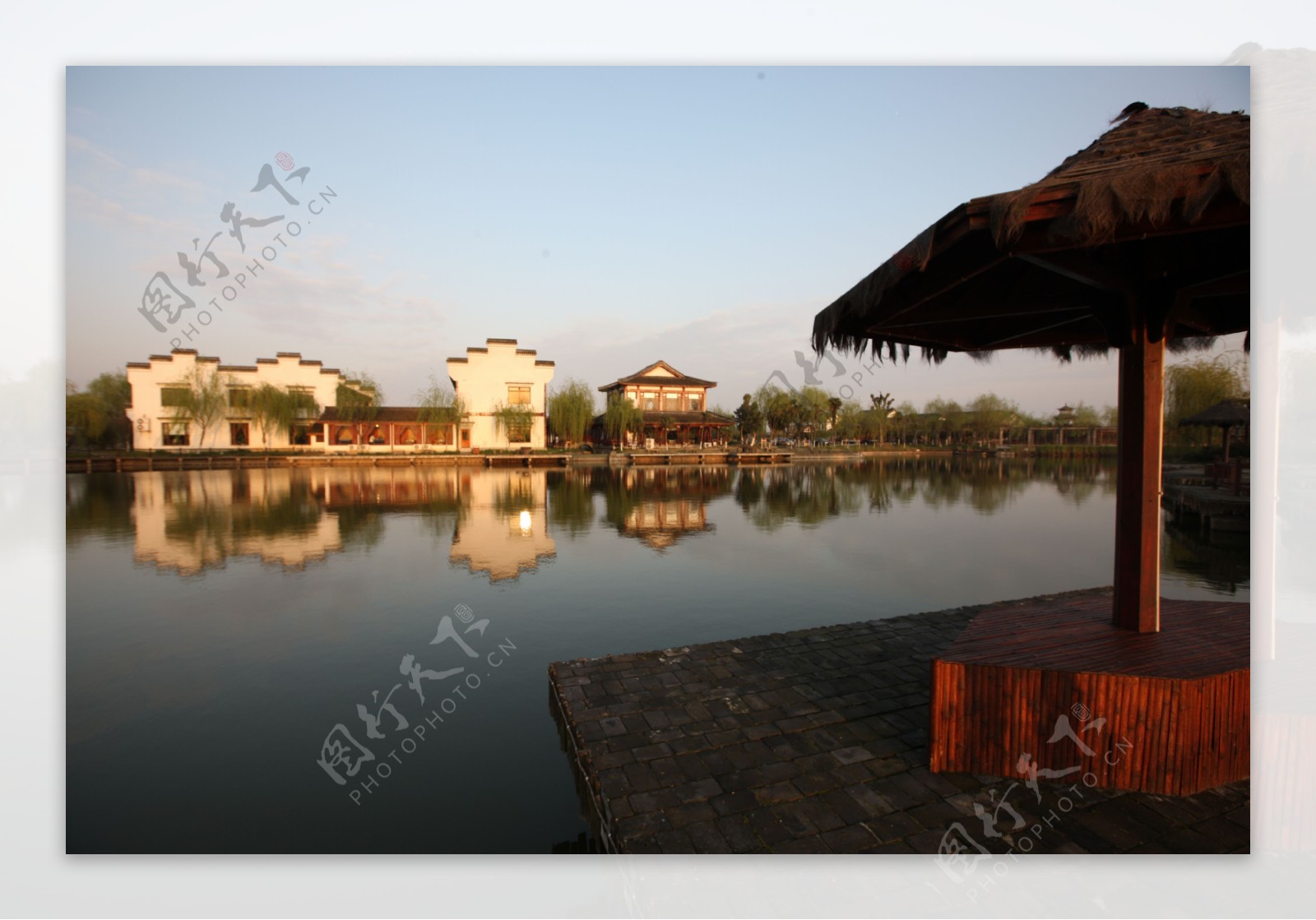 古建筑湖泊风景图片