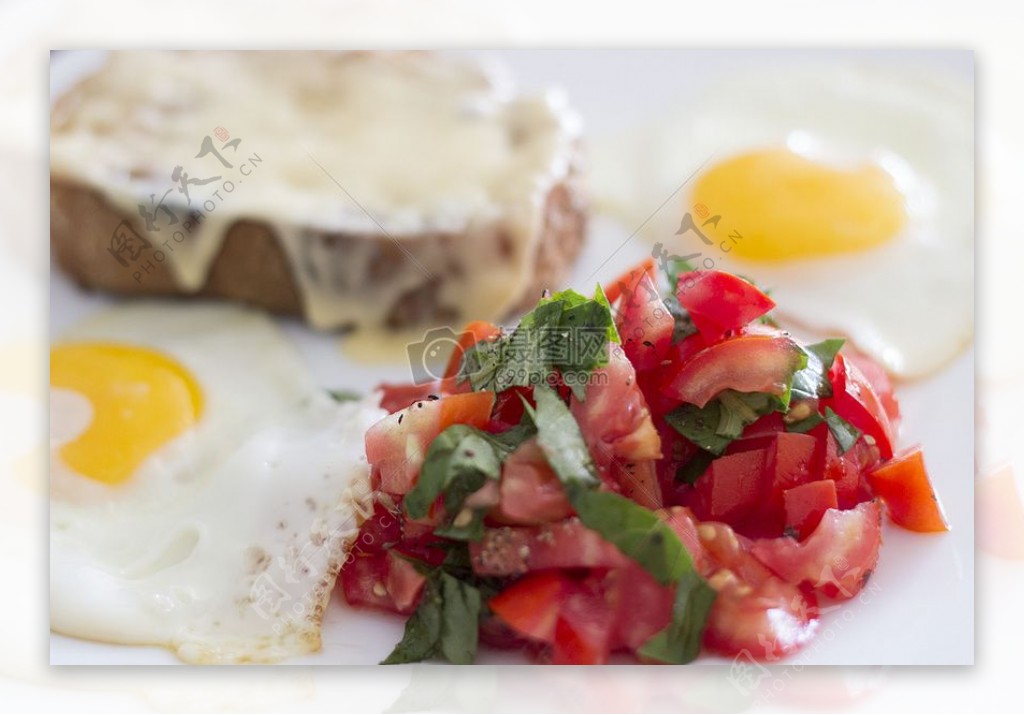 早餐番茄沙拉鸡蛋和奶酪烤面包3
