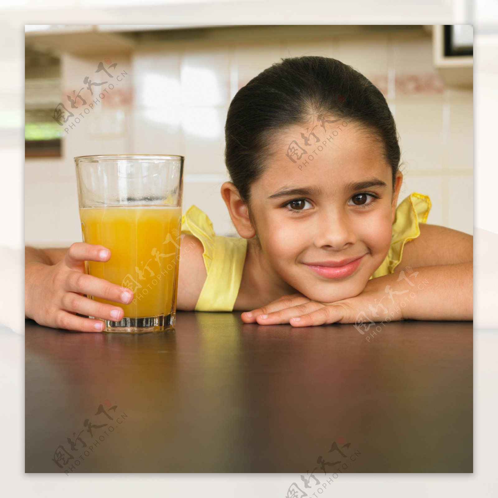 果汁与扒在桌上的儿童图片