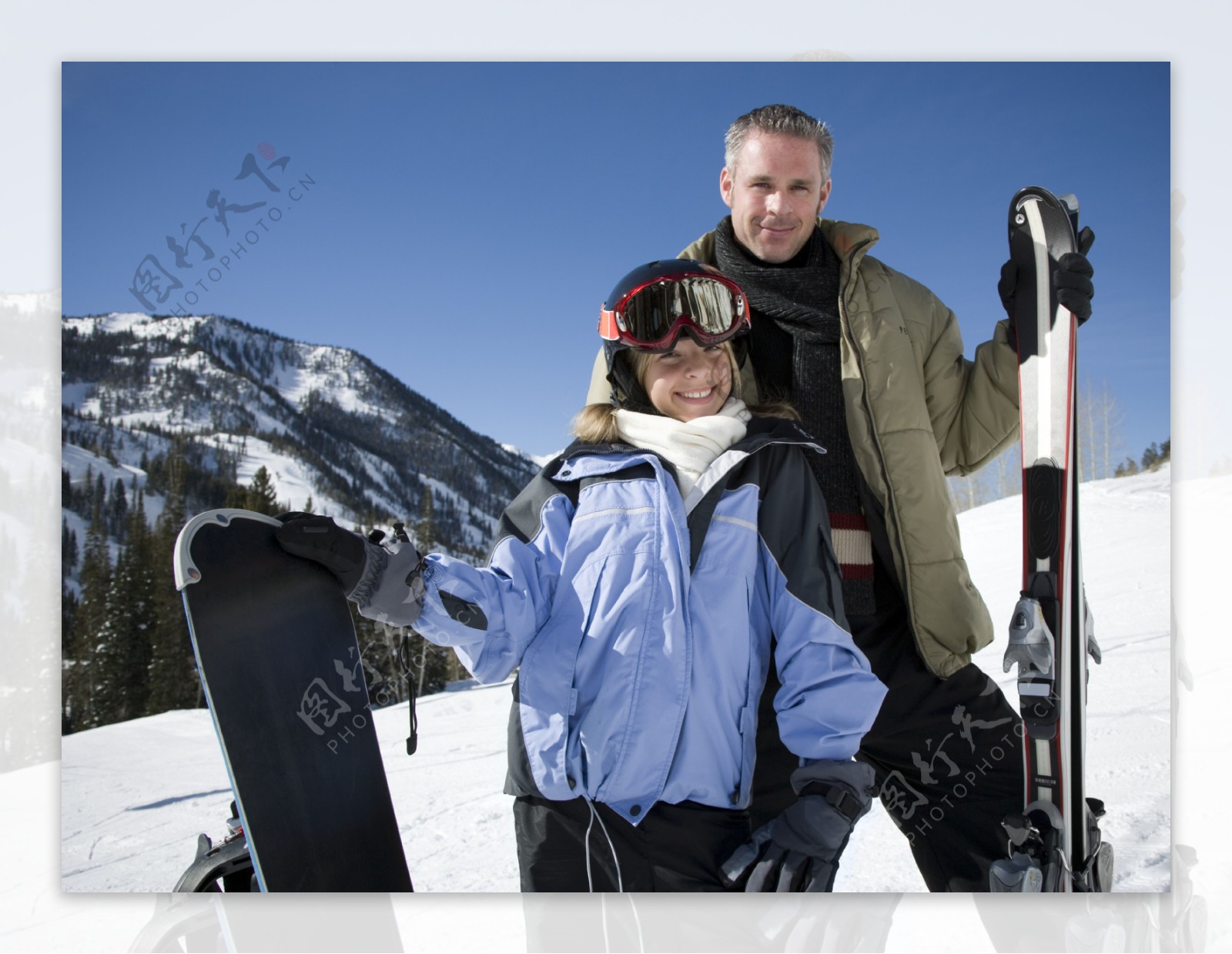 雪坡上的滑雪父女图片