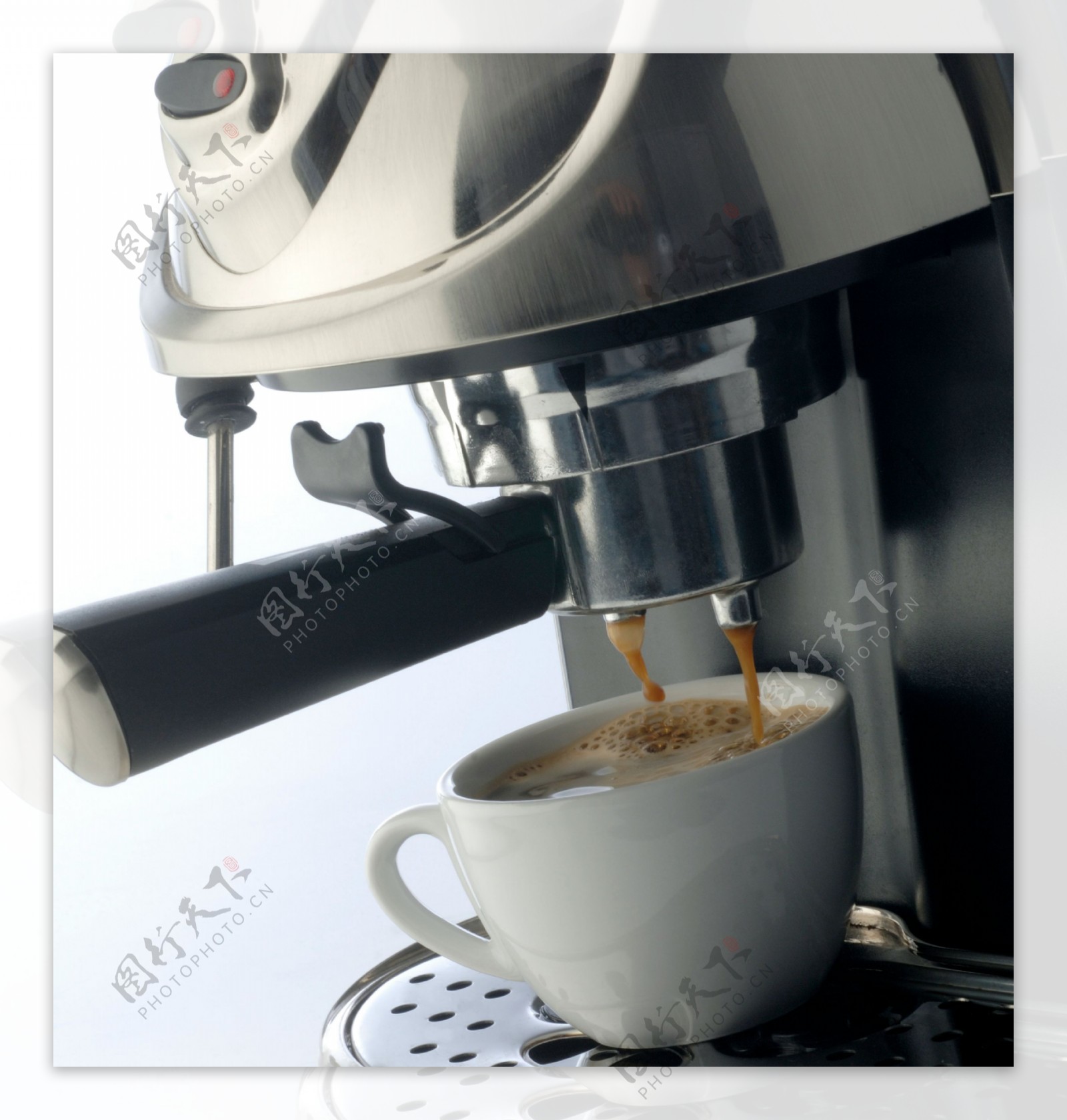 咖啡机冲泡咖啡时摄影图片