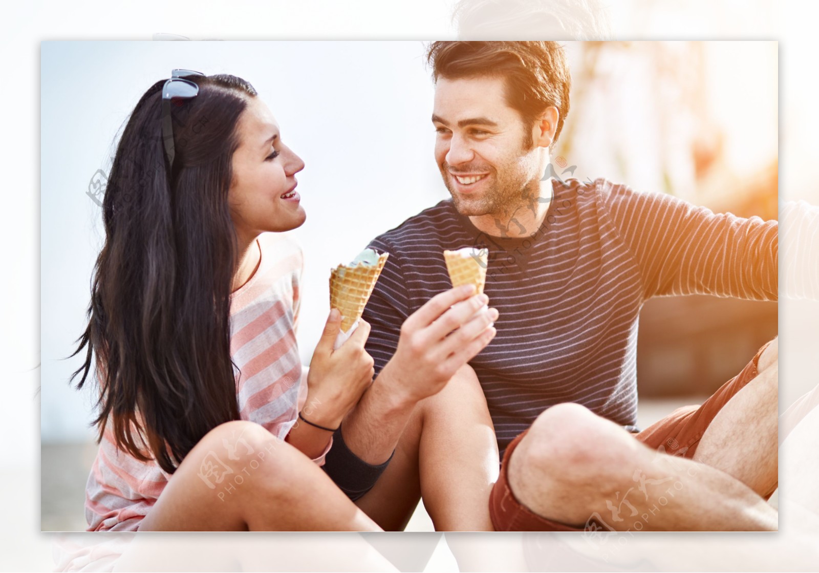 一起吃冰淇淋的情侣图片