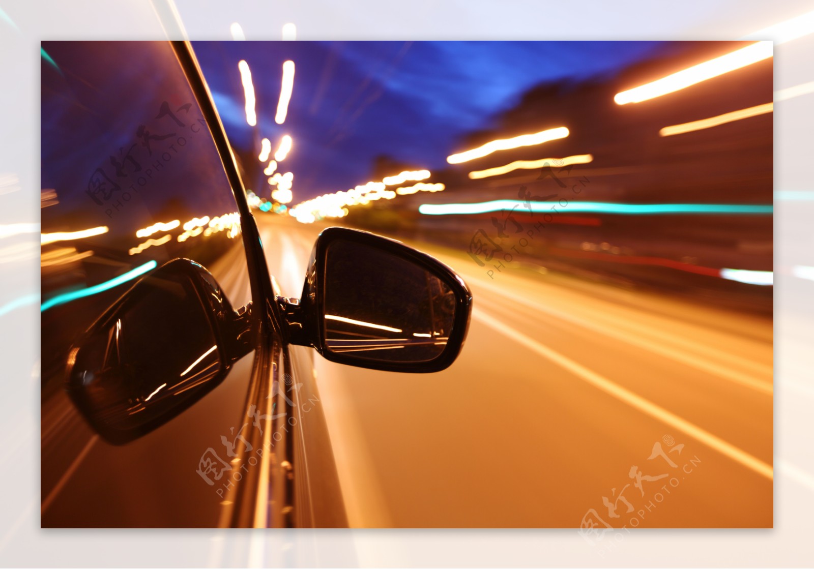 飞速行驶时的汽车反光镜图片
