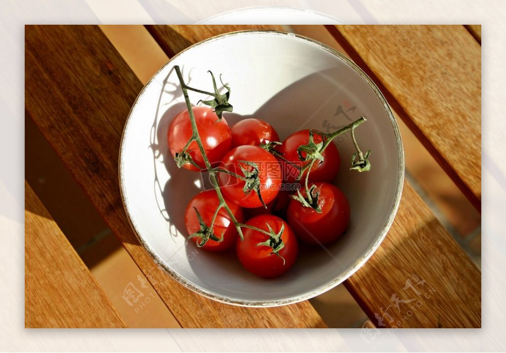 白色碗里的小西红柿