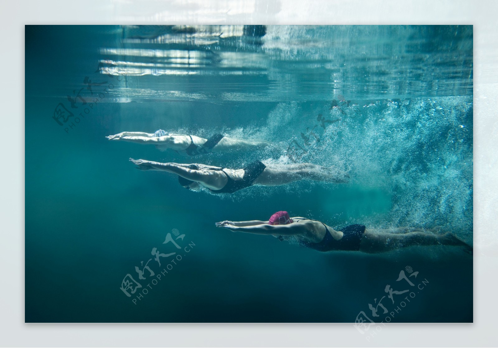 潜水游泳比赛的运动员图片