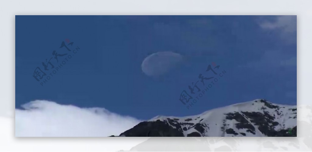 蓝天上半透明月亮实拍视频素材