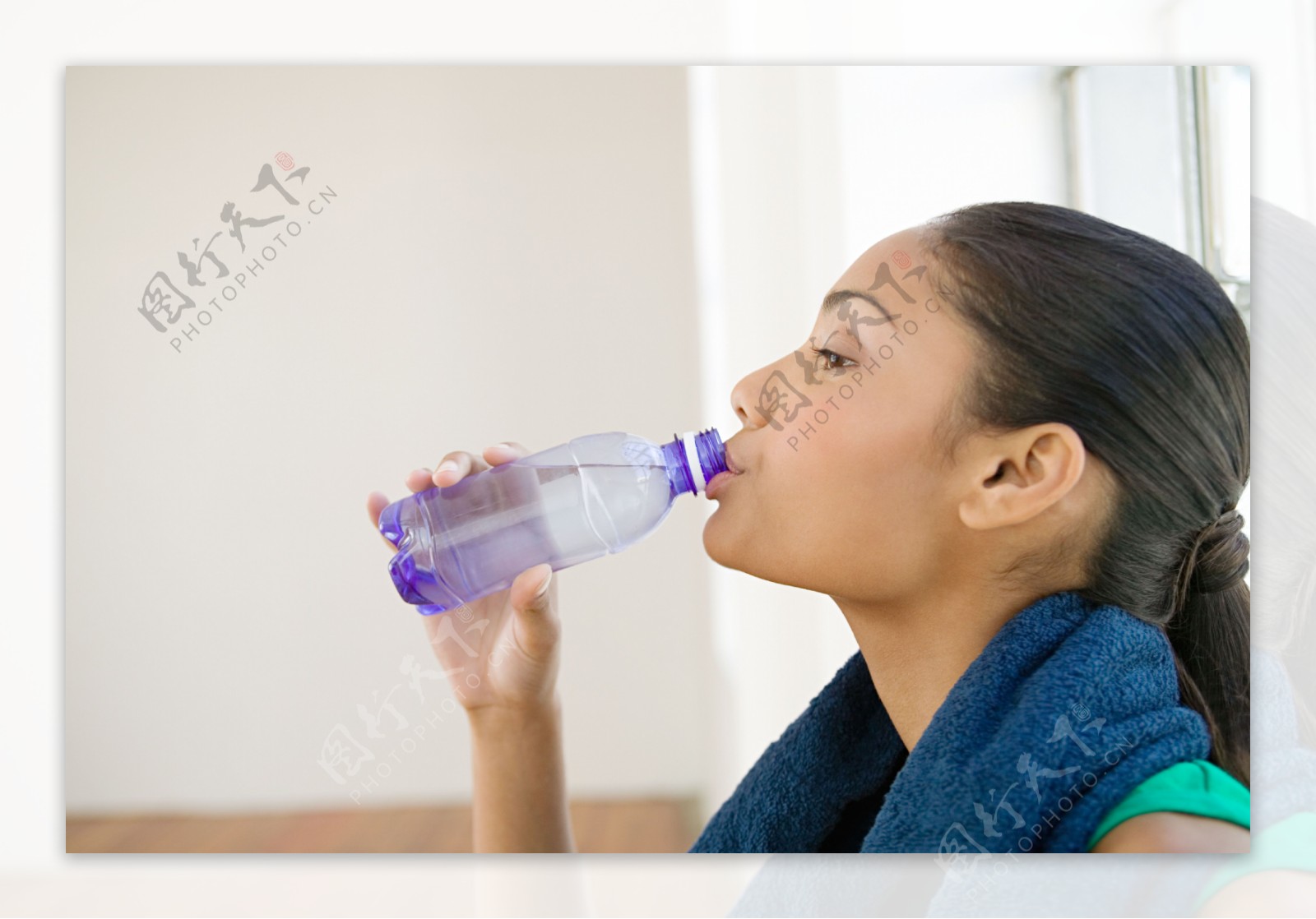 喝纯净水休息体育女人图片