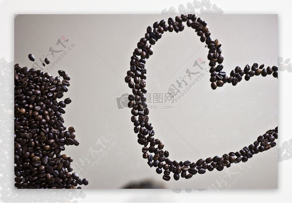 拼成爱心的咖啡豆