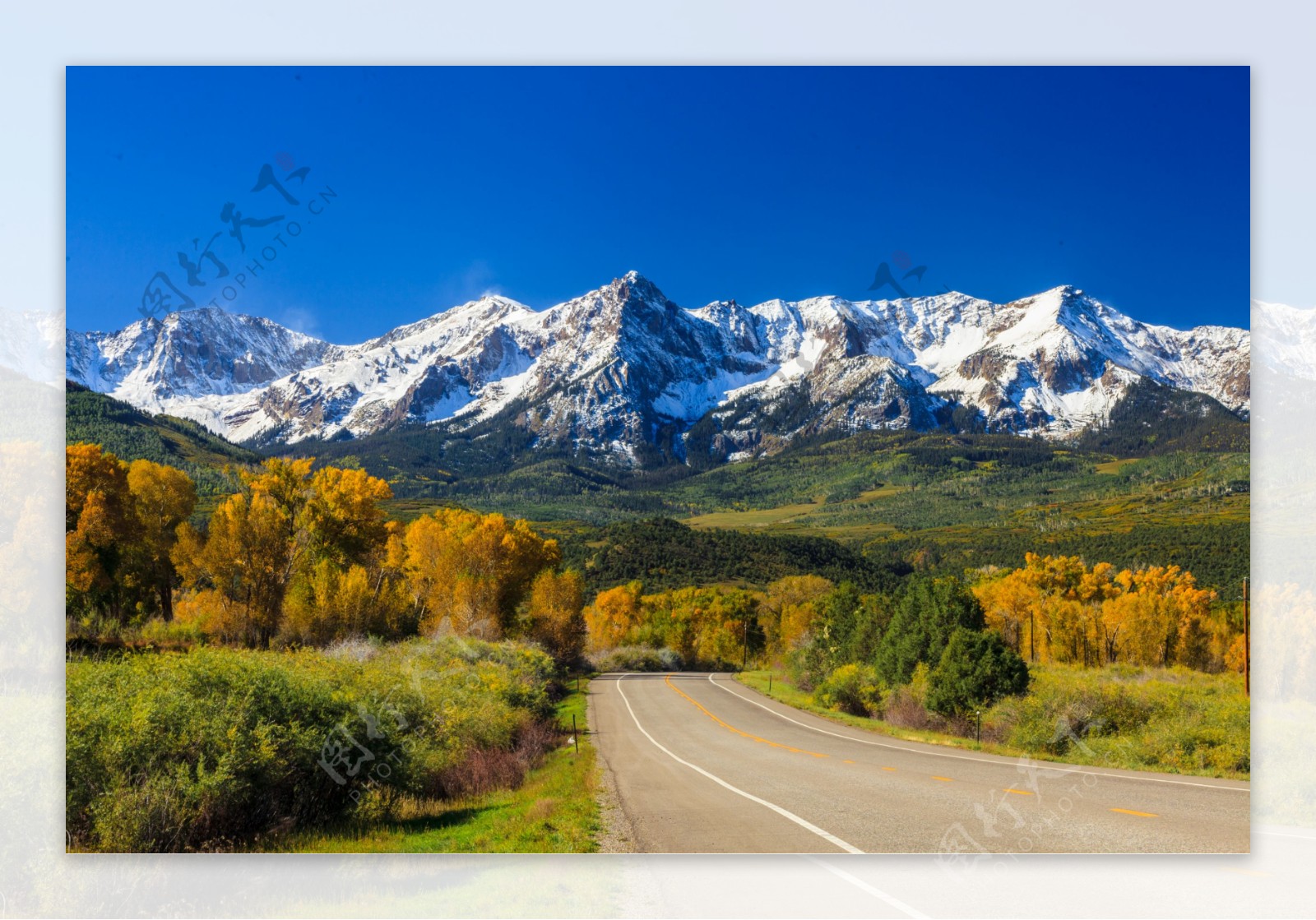 青藏高原和道路图片
