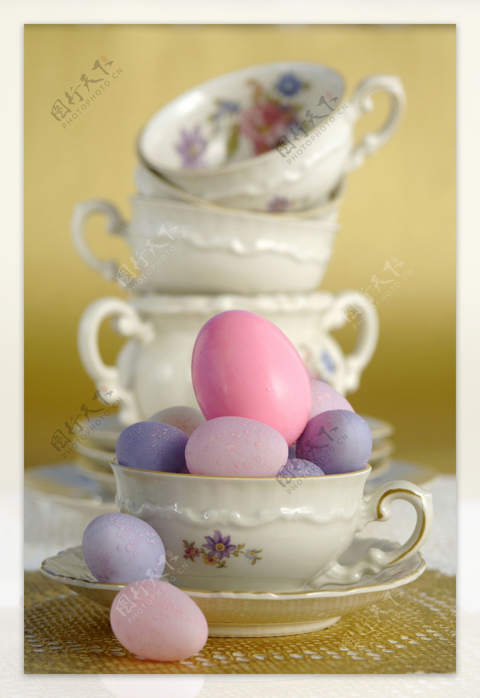 复活节彩蛋与茶杯图片