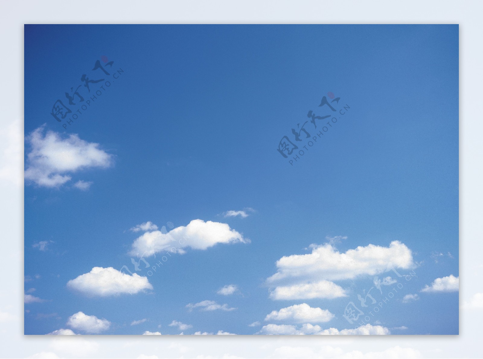 深蓝色的天空飘着的白云写真图片图片