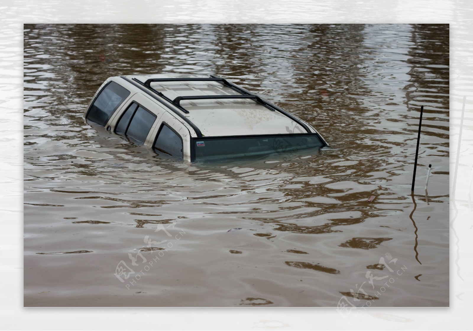 被洪水淹没的轿车图片