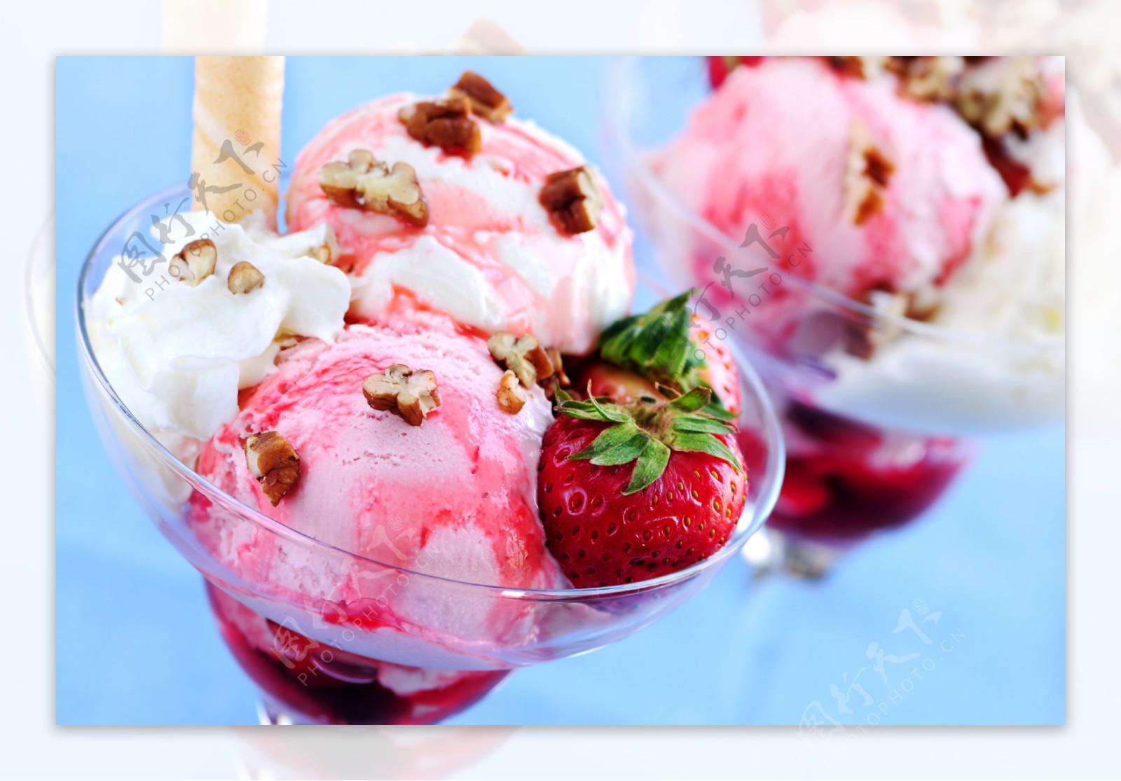 草莓奶油冰激凌图片