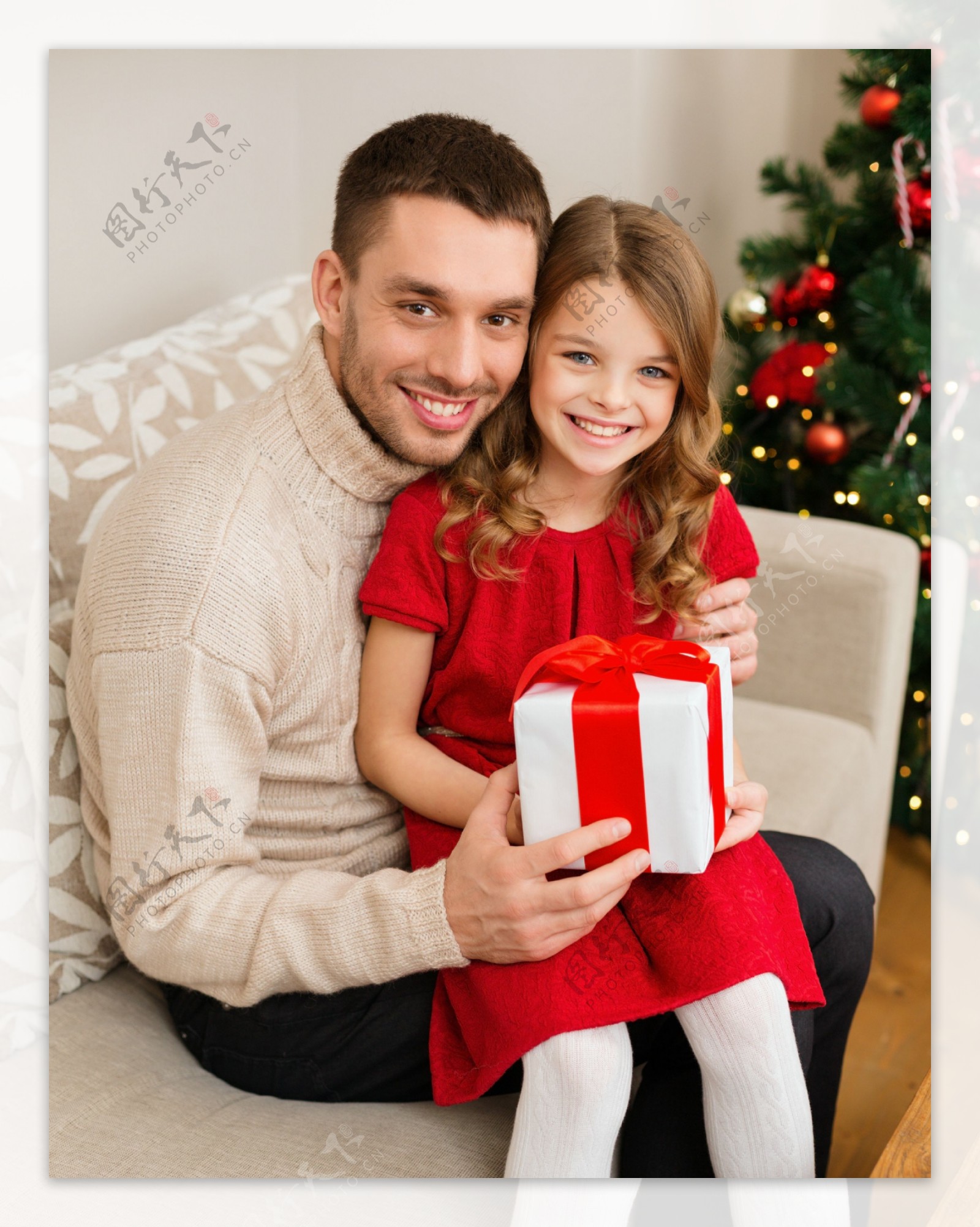 开心过圣诞节的爸爸与女儿图片