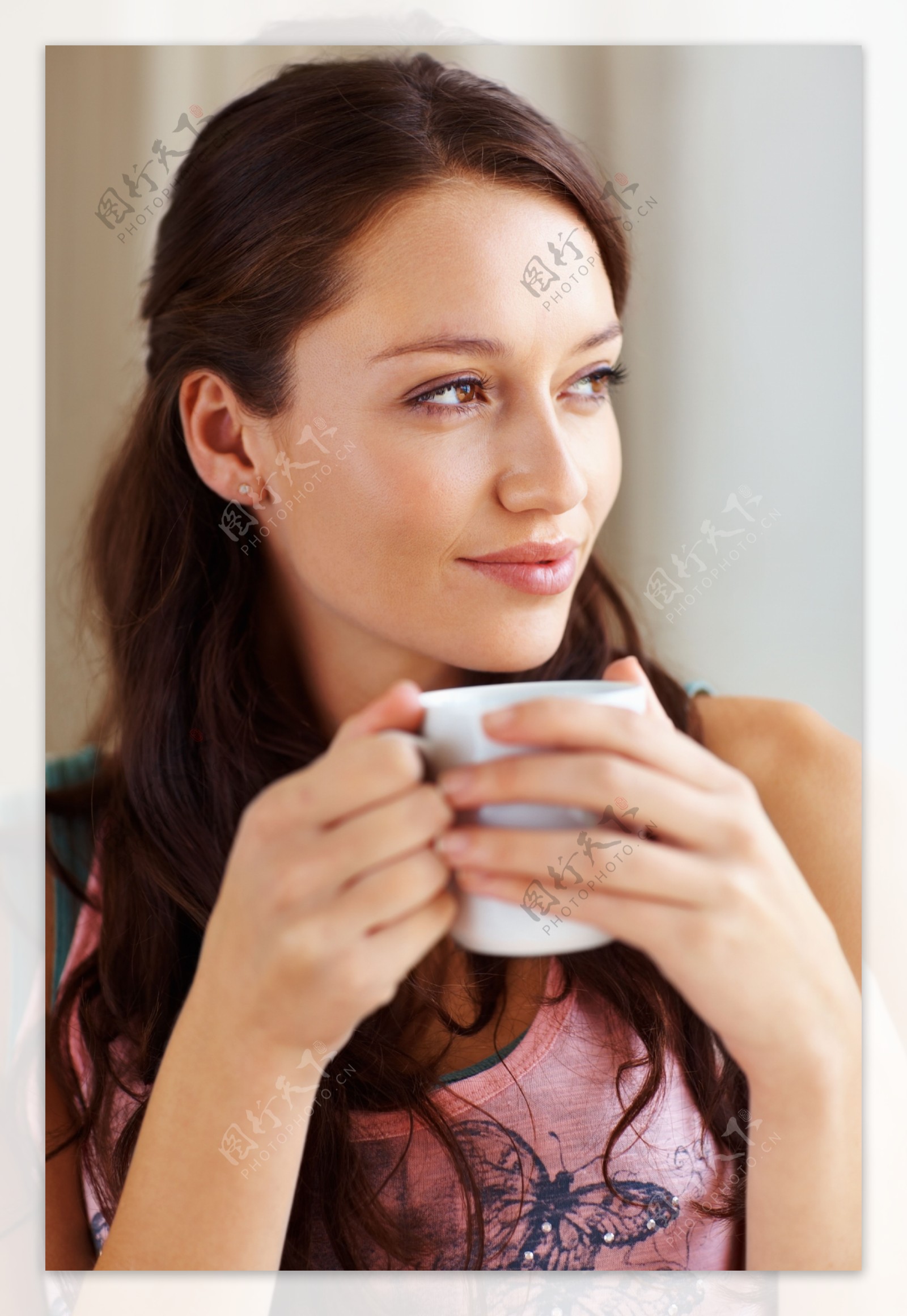 正在喝咖啡的美女图片