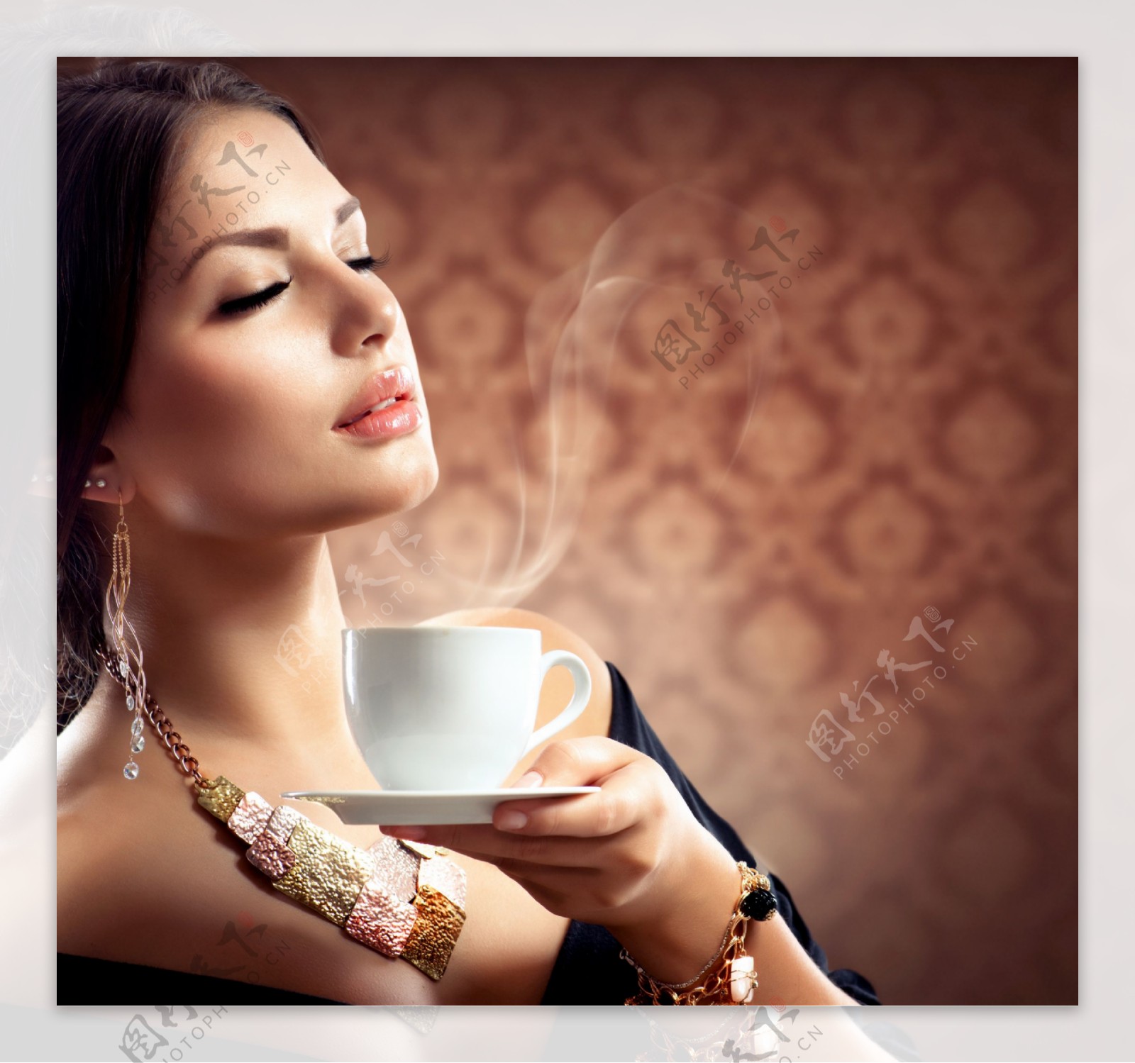 闻咖啡香的高贵美女图片