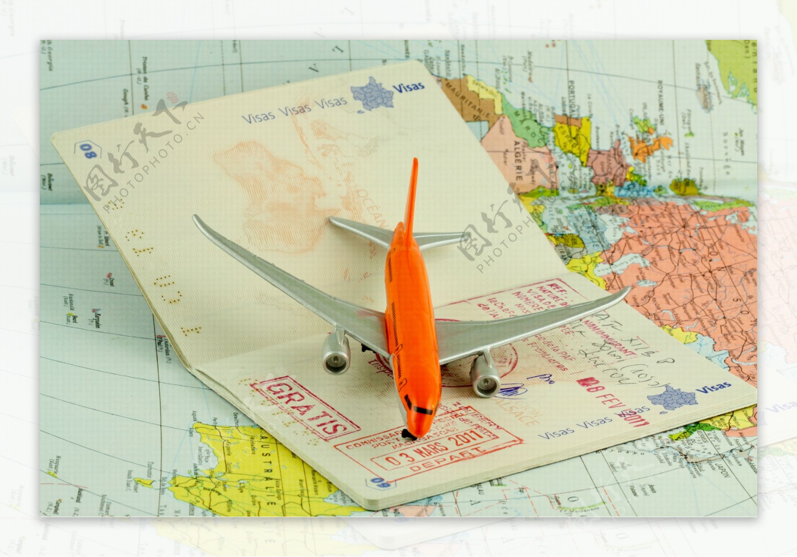 地图上的飞机与护照图片