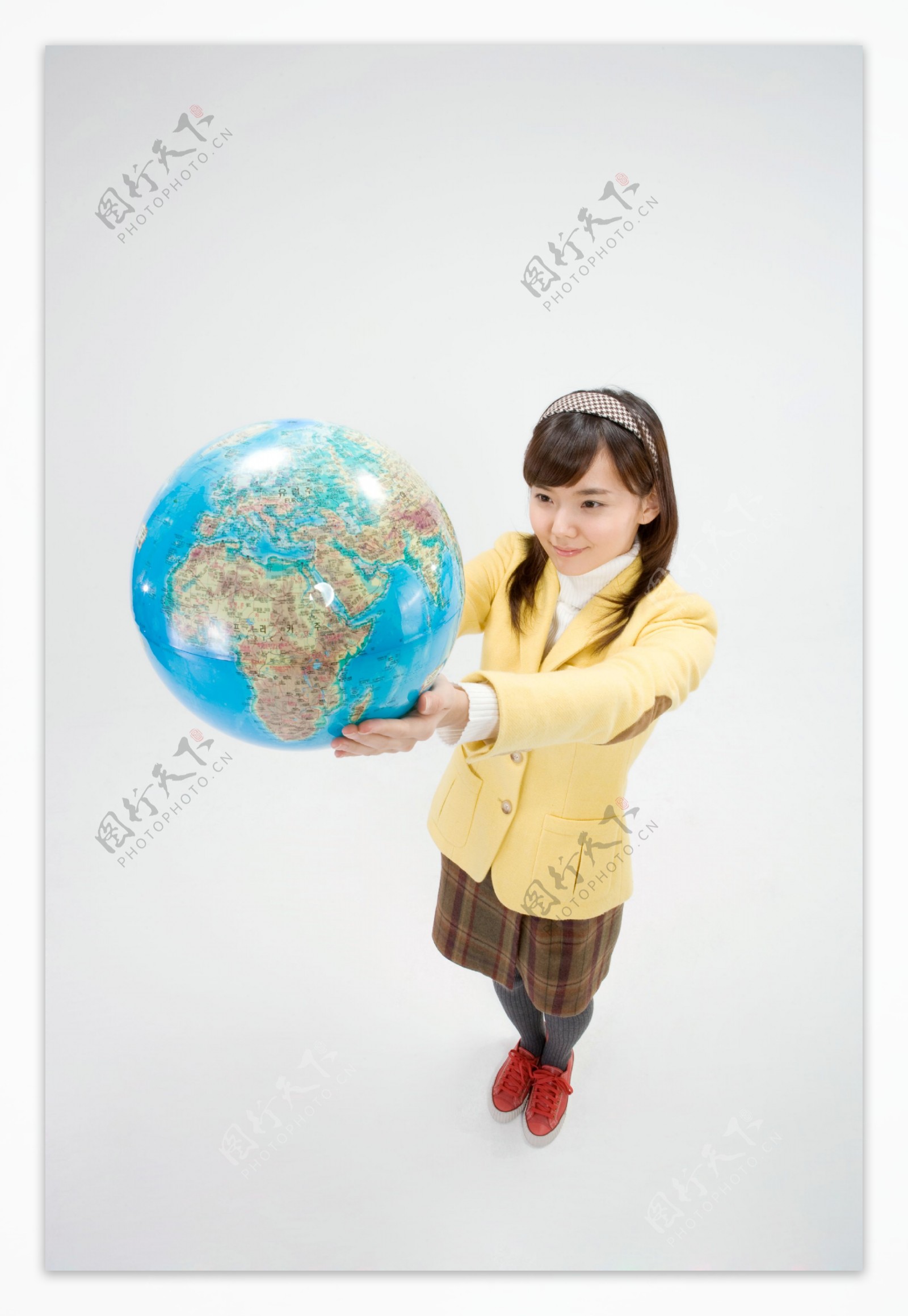 双手捧着地球仪的可爱女生图片