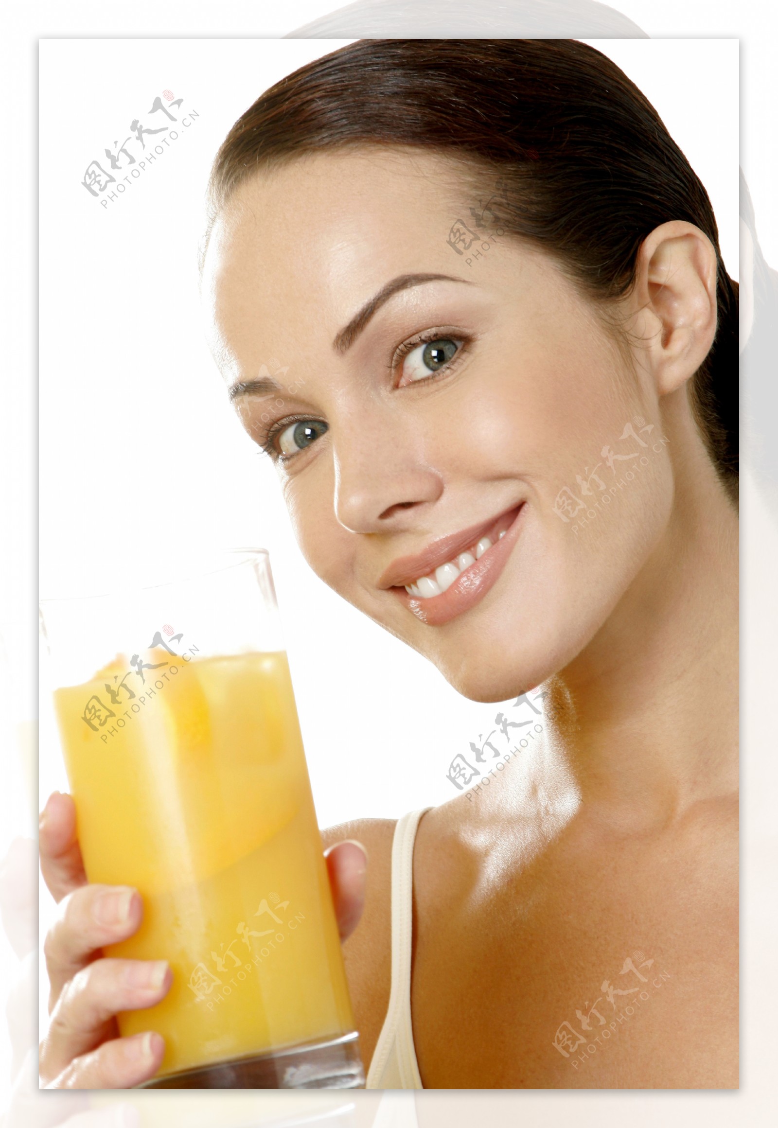 喝橙汁的美女图片